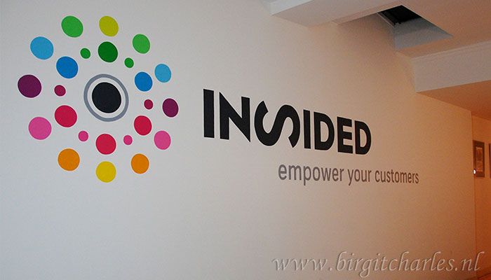 Logo op muur